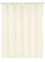 Der Duschvorhang EVA UNO in Ecru mit 180 x 200 cm hängt glatt an einer Duschstange.