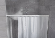 Weiße Duschvorhang-Federschiene 75–125 cm mit Duschvorhang in moderner grauer Dusche montiert.