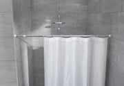 Weißer Duschvorhang an Teleskopstange in moderner Eckdusche mit Chrombrause