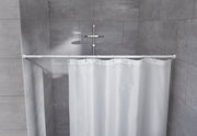 Weißer Duschvorhang an Spannstange in gefliester Eckdusche mit Regendusche