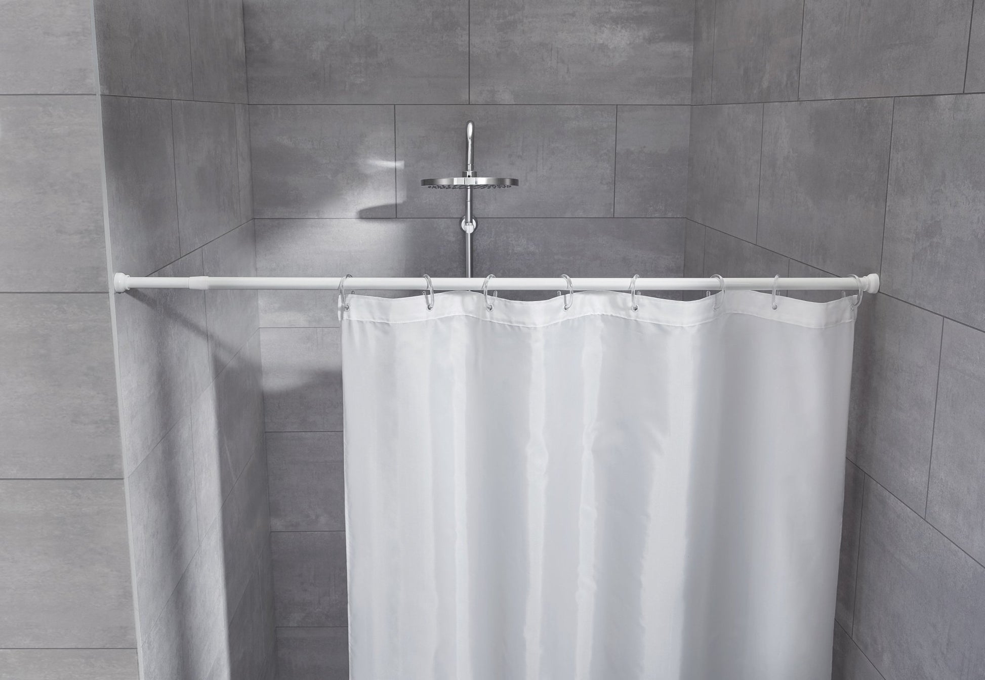 Weißer Duschvorhang an Spannstange in gefliester Eckdusche mit Regendusche