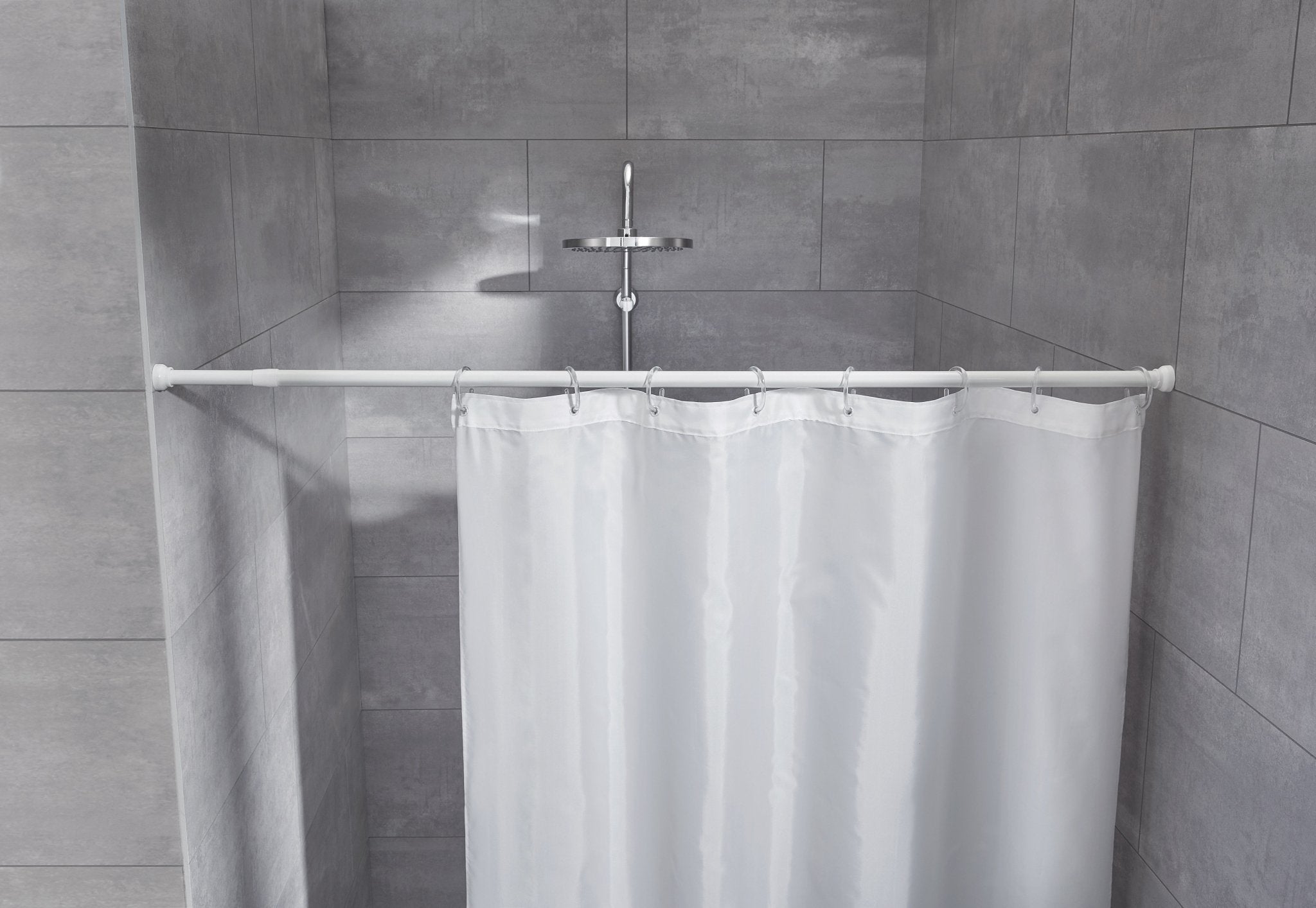 Weißer Duschvorhang an Spannstange in gefliester Eckdusche mit Regendusche