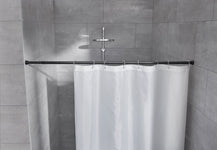 Weißer Duschvorhang an schwarzer Stange in moderner Eckdusche aus Fliesen