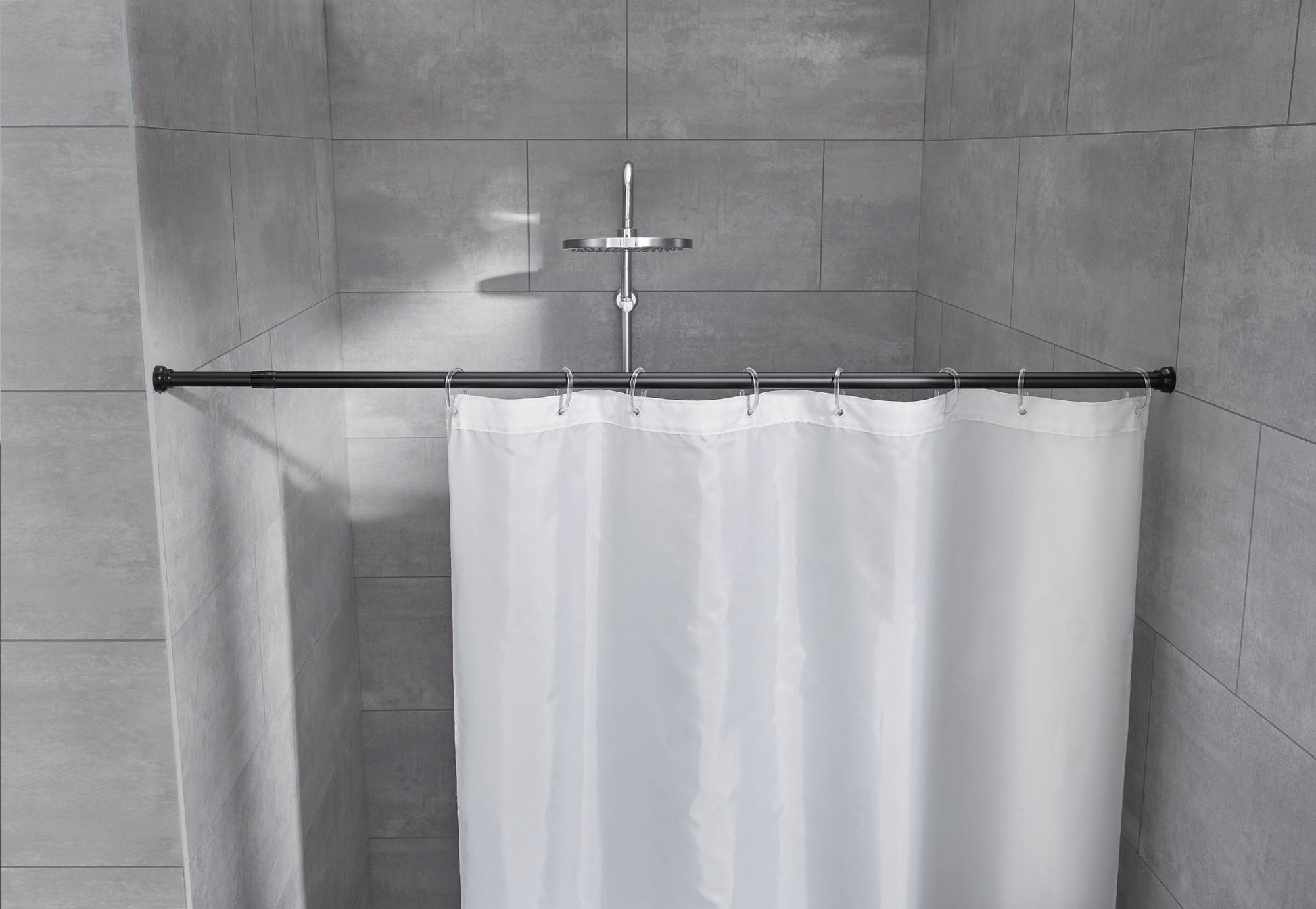 Schwarze Duschvorhang-Federstange ⌀ 25 mm hält weißen Vorhang in moderner grauer Dusche.
