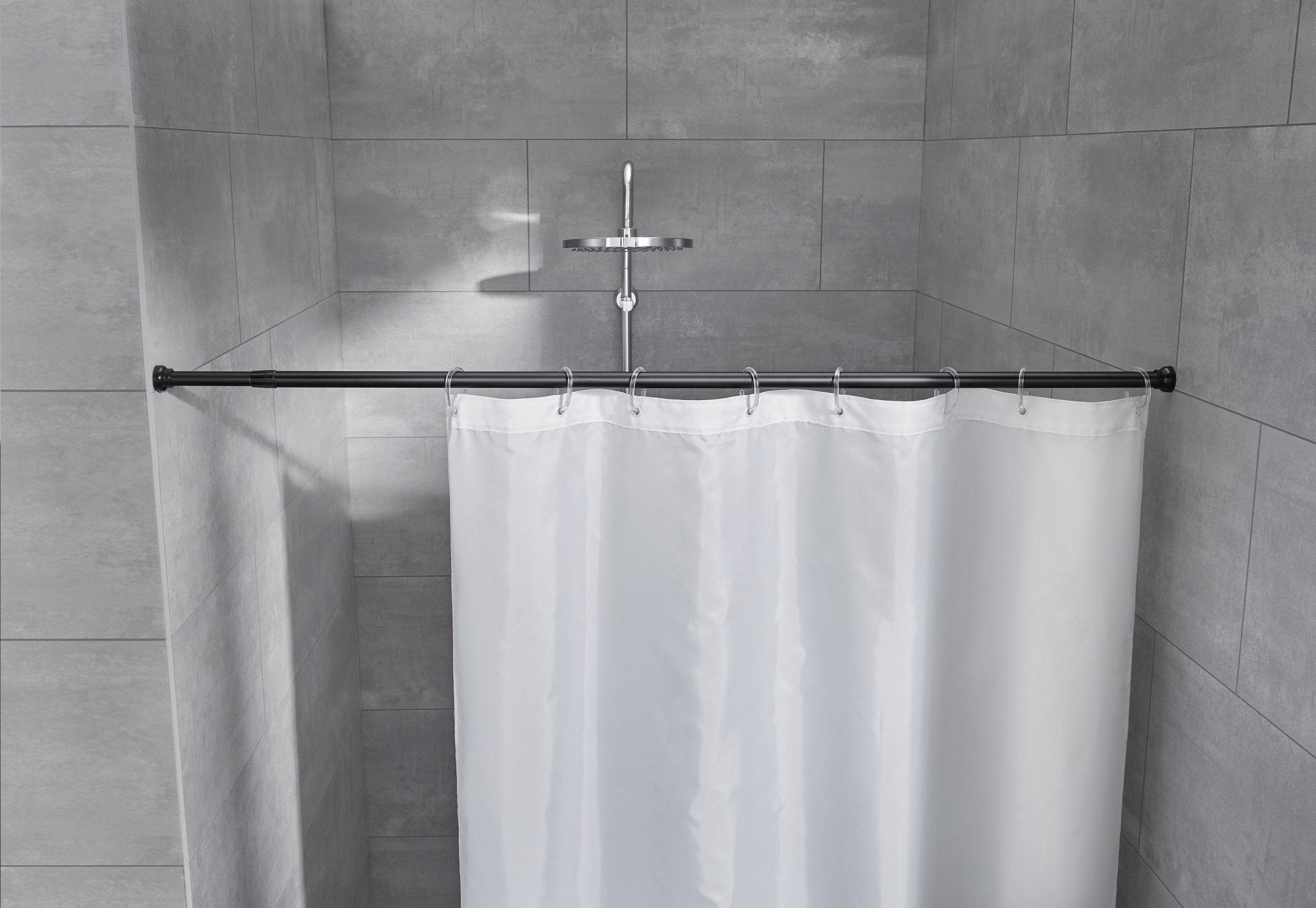Schwarze Duschvorhang-Federstange ⌀ 25 mm hält weißen Vorhang in moderner grauer Dusche.