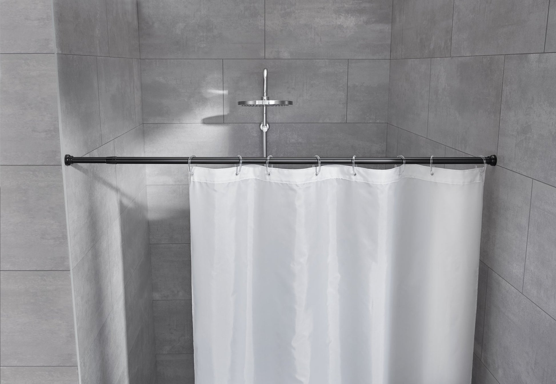 Schwarze Duschvorhang-Federstange Ø 25 mm mit weißem Vorhang in grauer Dusche montiert.