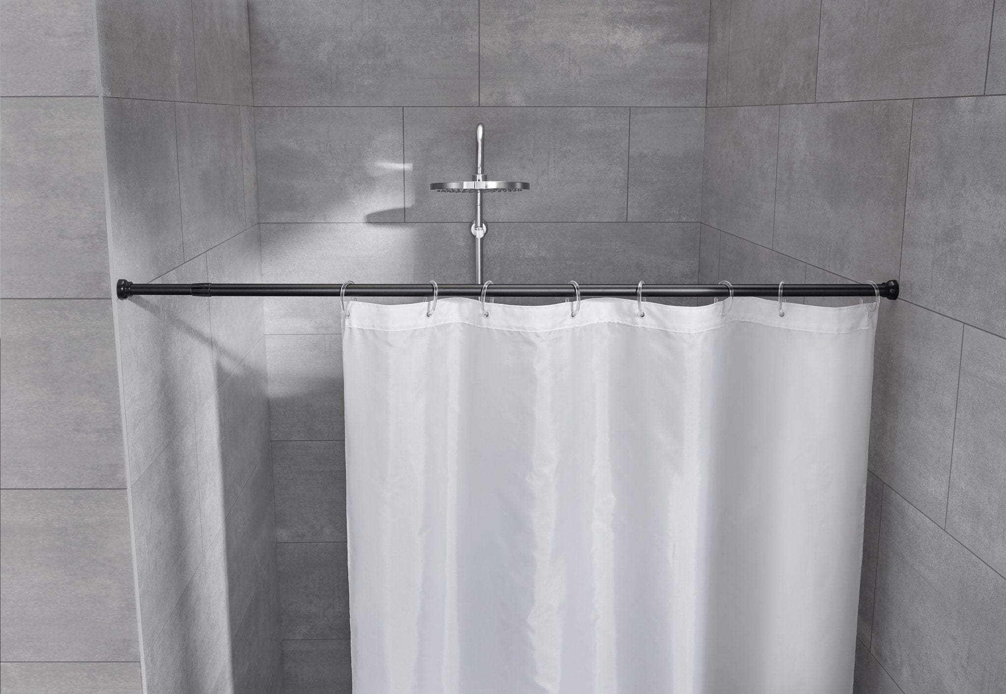 Schwarze Duschvorhang-Federstange Ø 25 mm mit weißem Vorhang in grauer Dusche montiert.