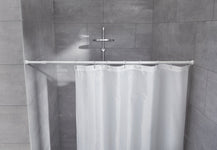 Weiße Duschvorhangstange mit Vorhang in Dusche mit grauen Wandfliesen