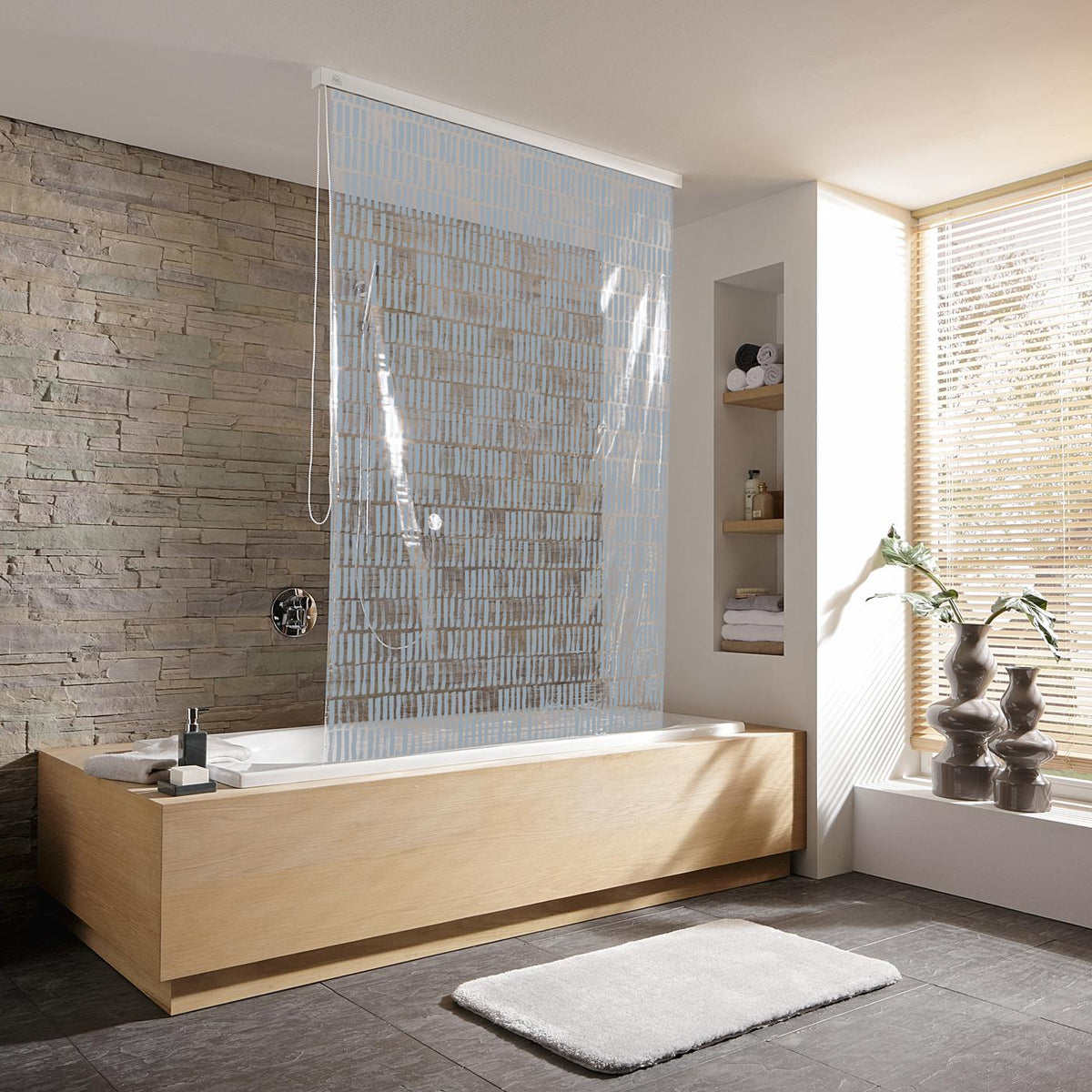 Modernes Bad mit Wanne, transparent-gestreiftem Duschrollo und Fenster.