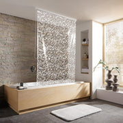Modernes Bad mit Wanne und transparentem Duschrollo vor Steinwand.