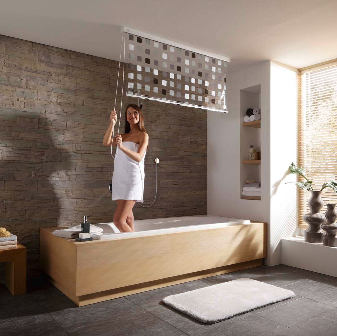 Bild zeigt Frau in Badewanne mit grauem Duschvorhang für Duschrollo-Leerkassette 128 x 240 cm.