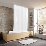 Moderne Badewanne aus Holz mit Duschvorhang in hellem Badezimmer