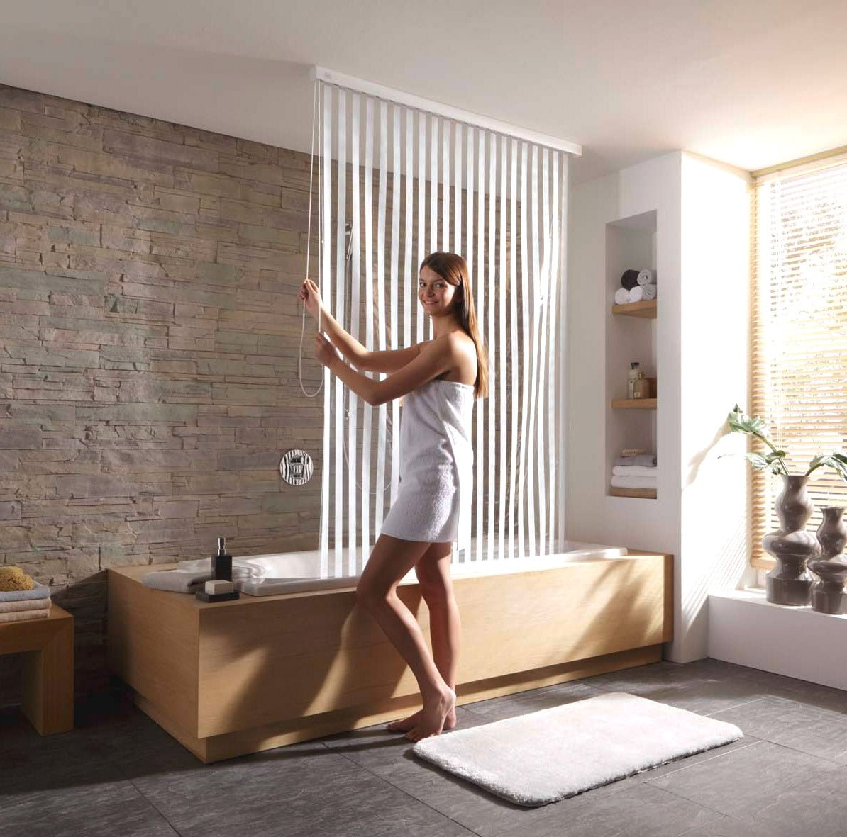 Frau bedient weißen, gestreiften Duschvorhang 128 x 240 cm an Badewanne in modernem Bad.