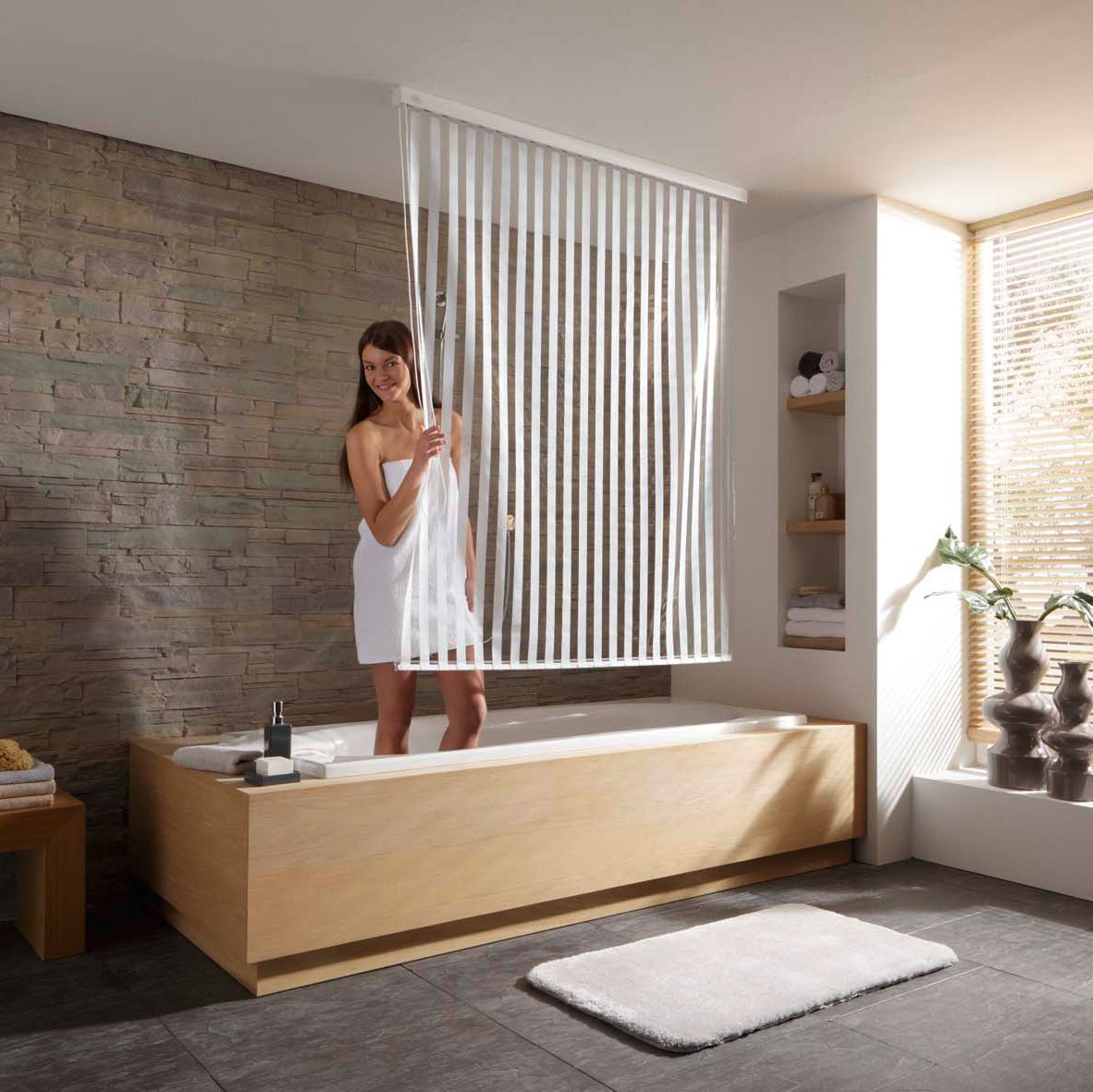 Frau in Badewanne nutzt weißen gestreiften Duschvorhang für Duschrollo-Leerkassette 128 x 240 cm.