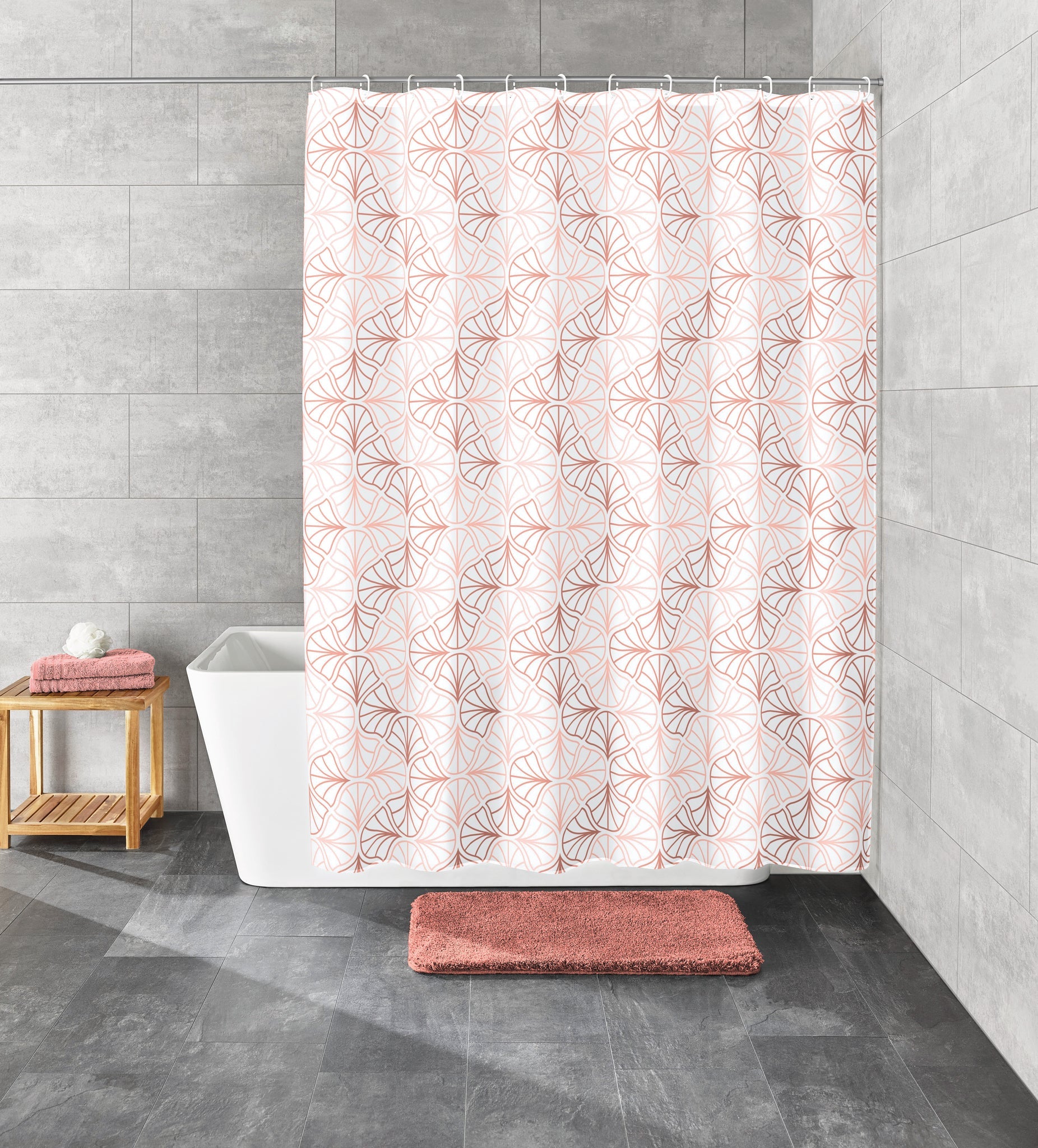 Duschvorhang PEVA BLOOM Pearl 180 x 200 cm mit rosa Muster in modernem Bad vor Badewanne und Badematte.
