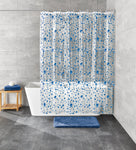 Weiße Badewanne mit blauem Duschvorhang und großen grauen Fliesenwänden