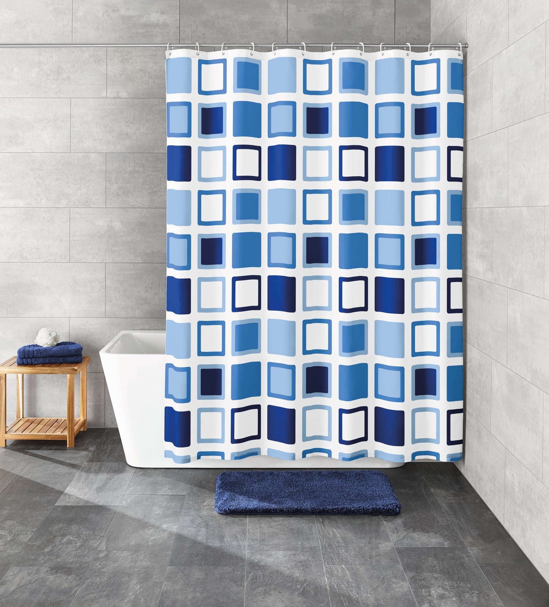 Weiß-blaue Badewanne mit Duschvorhang im geometrischen Kachelmuster