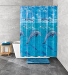 Badezimmer mit Badewanne und blauem Duschvorhang mit Delfinmotiv