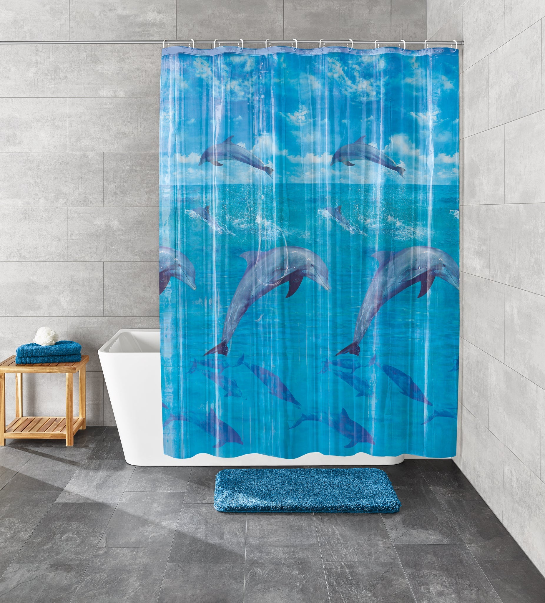 Duschvorhang PEVA DOLPHIN Multicolor mit Delfinmotiv vor Badewanne in grauem Badezimmer.