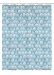 Blauer Duschvorhang mit geometrischem Hexagonmuster an silberner Stange.