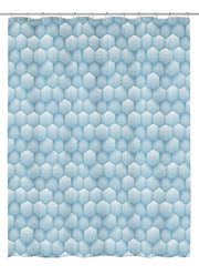 Blauer Duschvorhang mit geometrischem Hexagonmuster an silberner Stange.