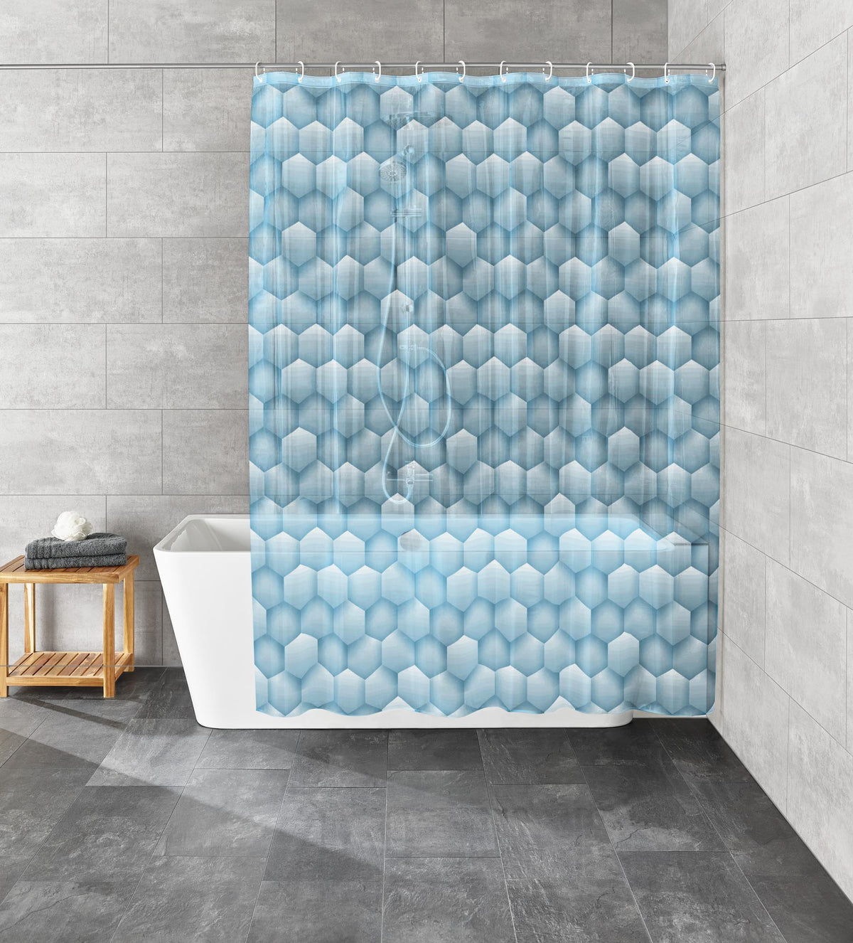 Blauer Duschvorhang mit Hexagonmuster in modernem Bad mit Badewanne.