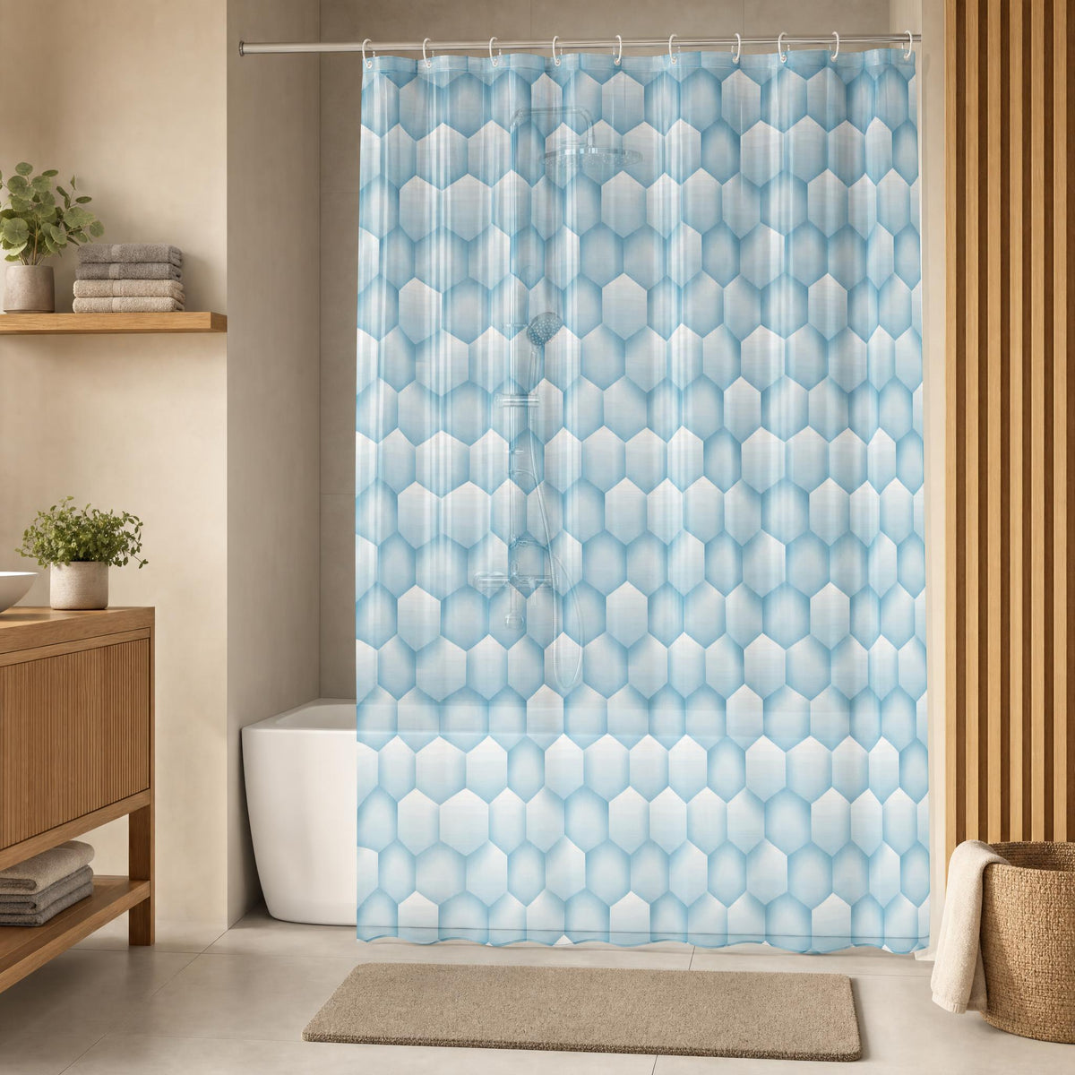 Blauer Duschvorhang mit Hexagonmuster in modernem, hellen Badezimmer.