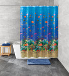 Weiße Badewanne mit blauem Duschvorhang mit buntem Unterwasser-Motiv
