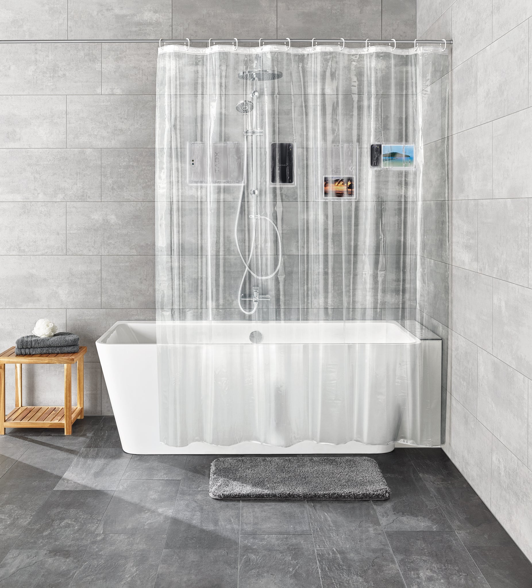 Duschvorhang PEVA POCKET Clear 180 x 200 cm an Badewanne mit grauen Fliesenwänden.