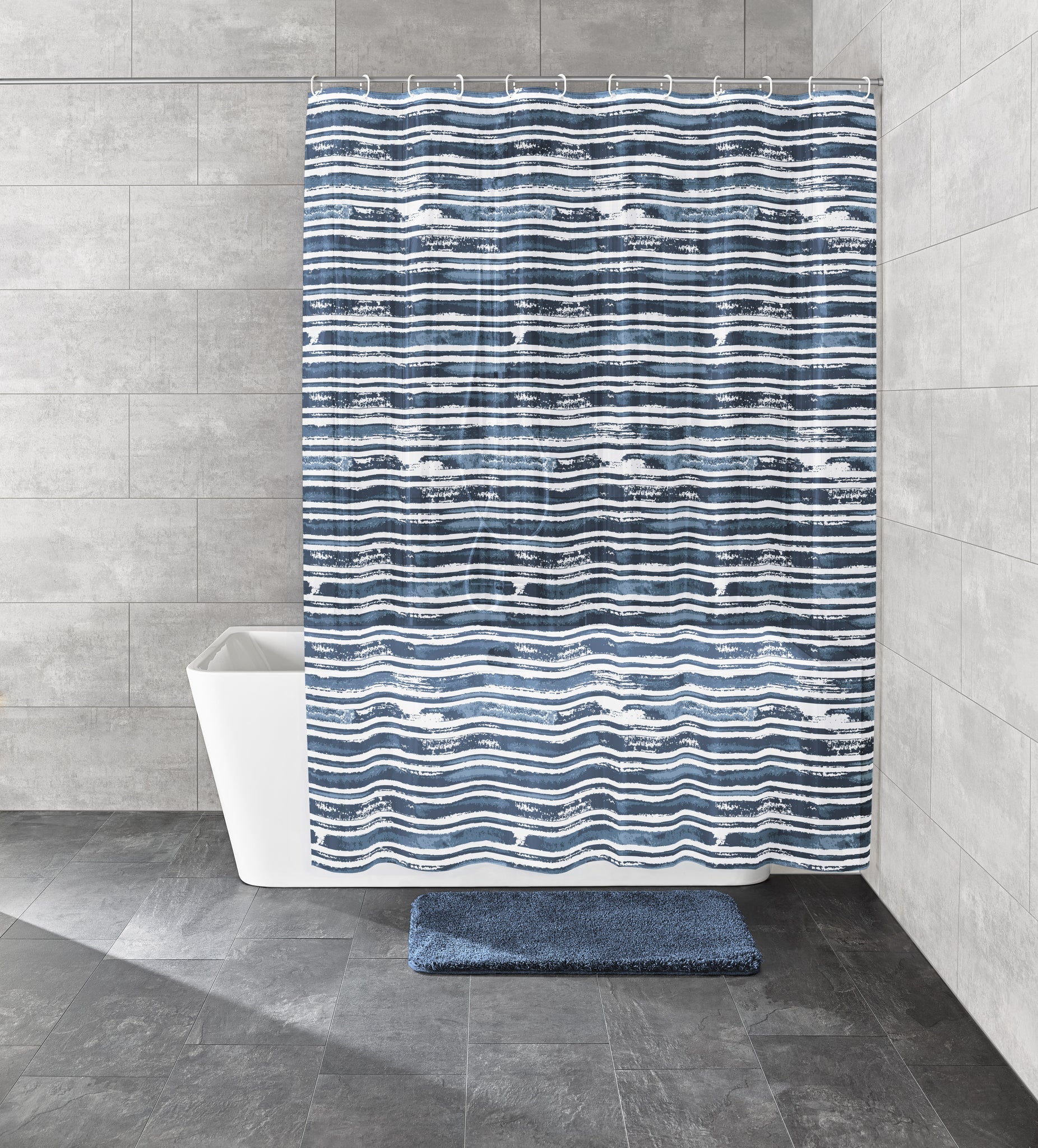 Duschvorhang PEVA RAIA Navy 180 x 200 cm hängt vor einer weißen Badewanne im modernen Bad.