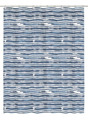 Duschvorhang PEVA RAIA Navy 180 x 200 cm mit blauen und weißen Streifen ist frontal vor weißem Hintergrund zu sehen.