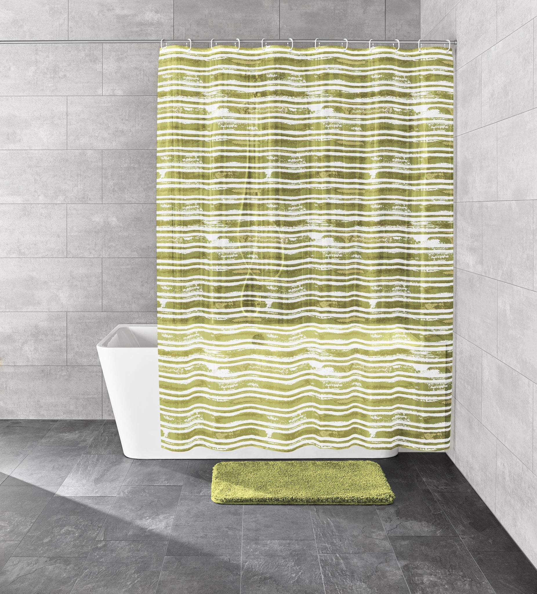 Grüner Duschvorhang PEVA RAIA Palme mit Streifen in moderner Badezimmer-Szene vor Badewanne.