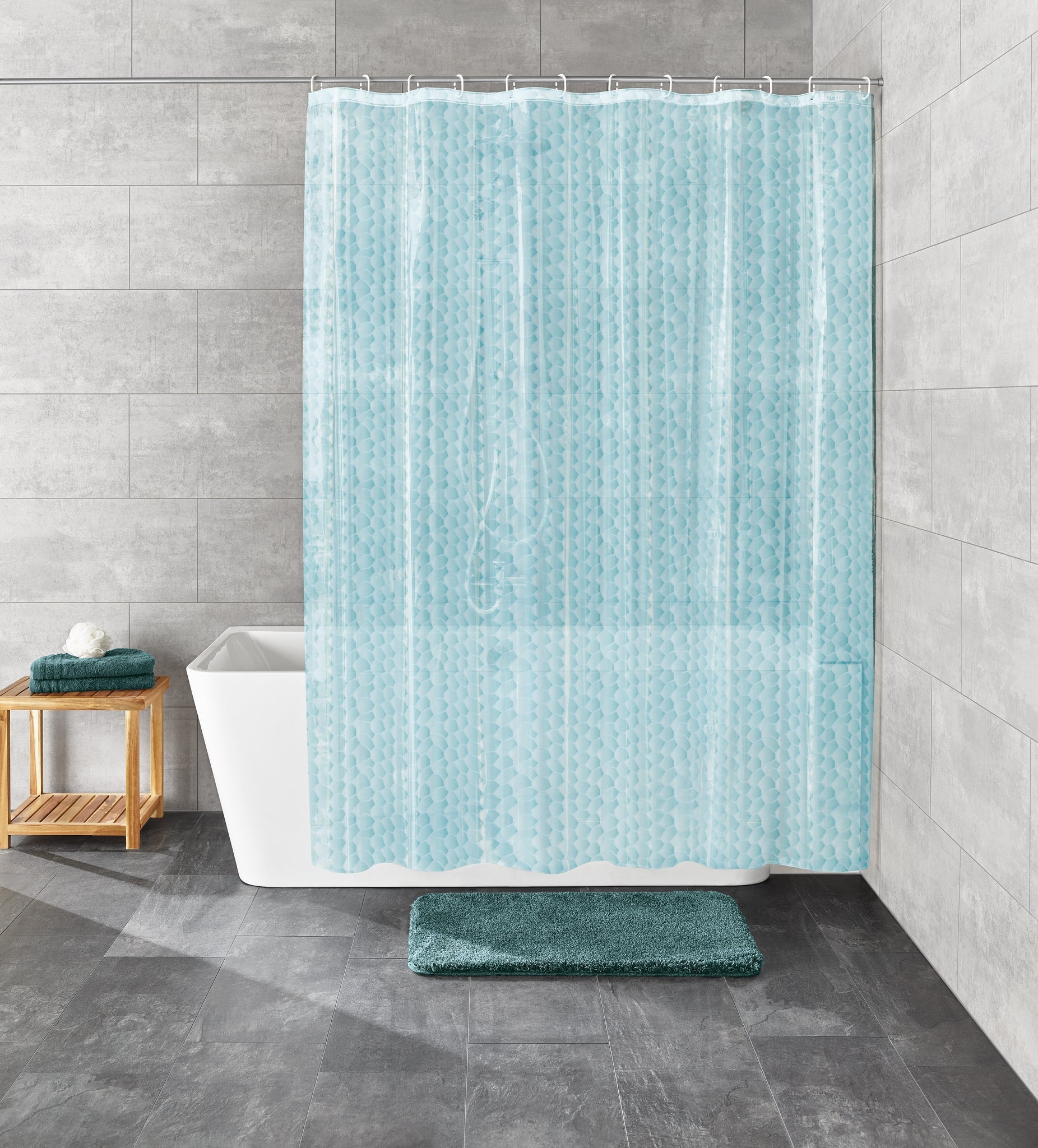 Wasserblauer Duschvorhang PEVA SOAPY vor Badewanne in moderner grau gefliester Badezimmerumgebung.