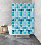 Badewanne mit blau gemustertem Duschvorhang und grauer kleiner Badematte
