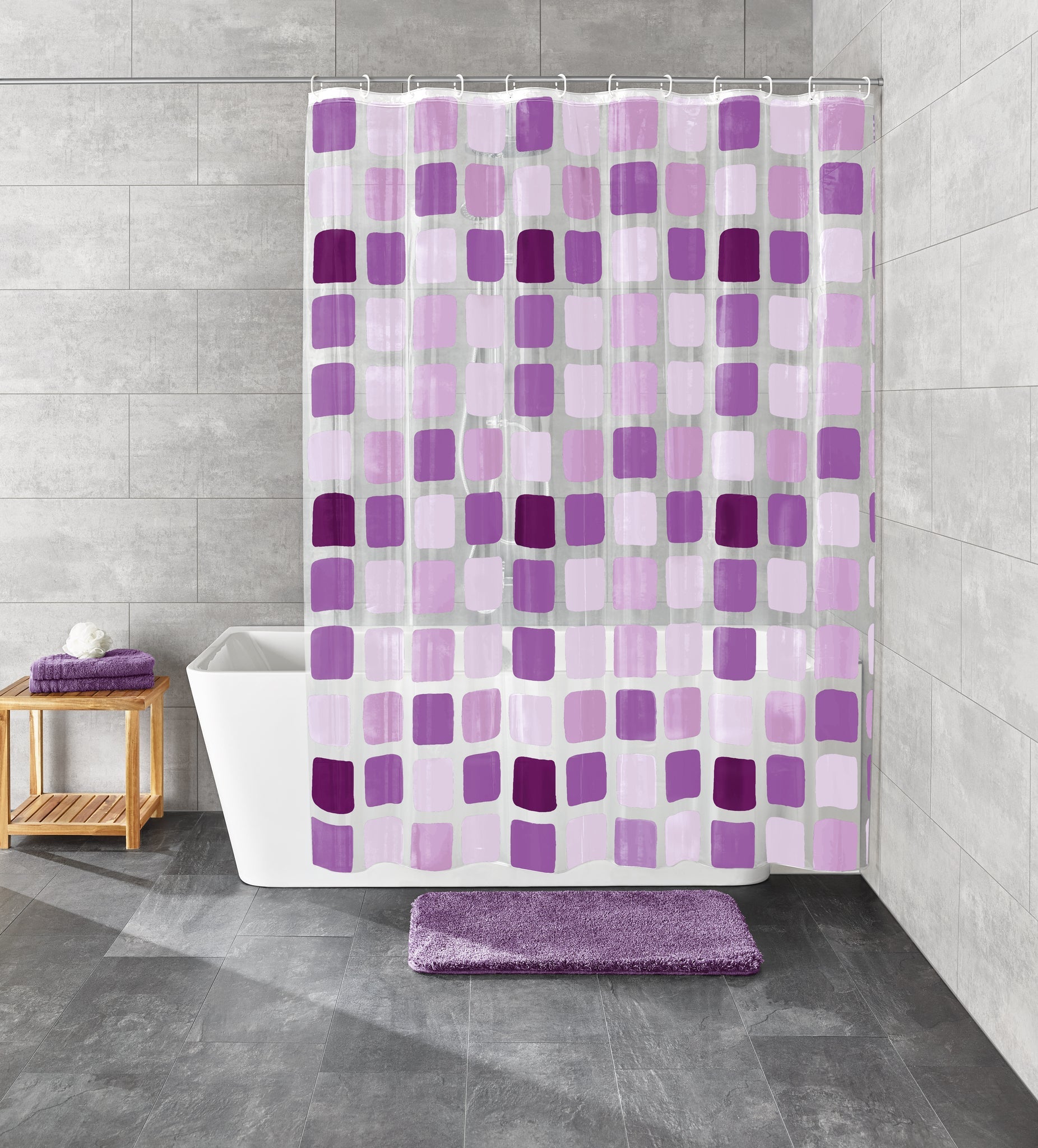 Violetter Duschvorhang PEVA SONNY 180 x 200 cm vor Badewanne in modernem Bad mit grauen Fliesen.