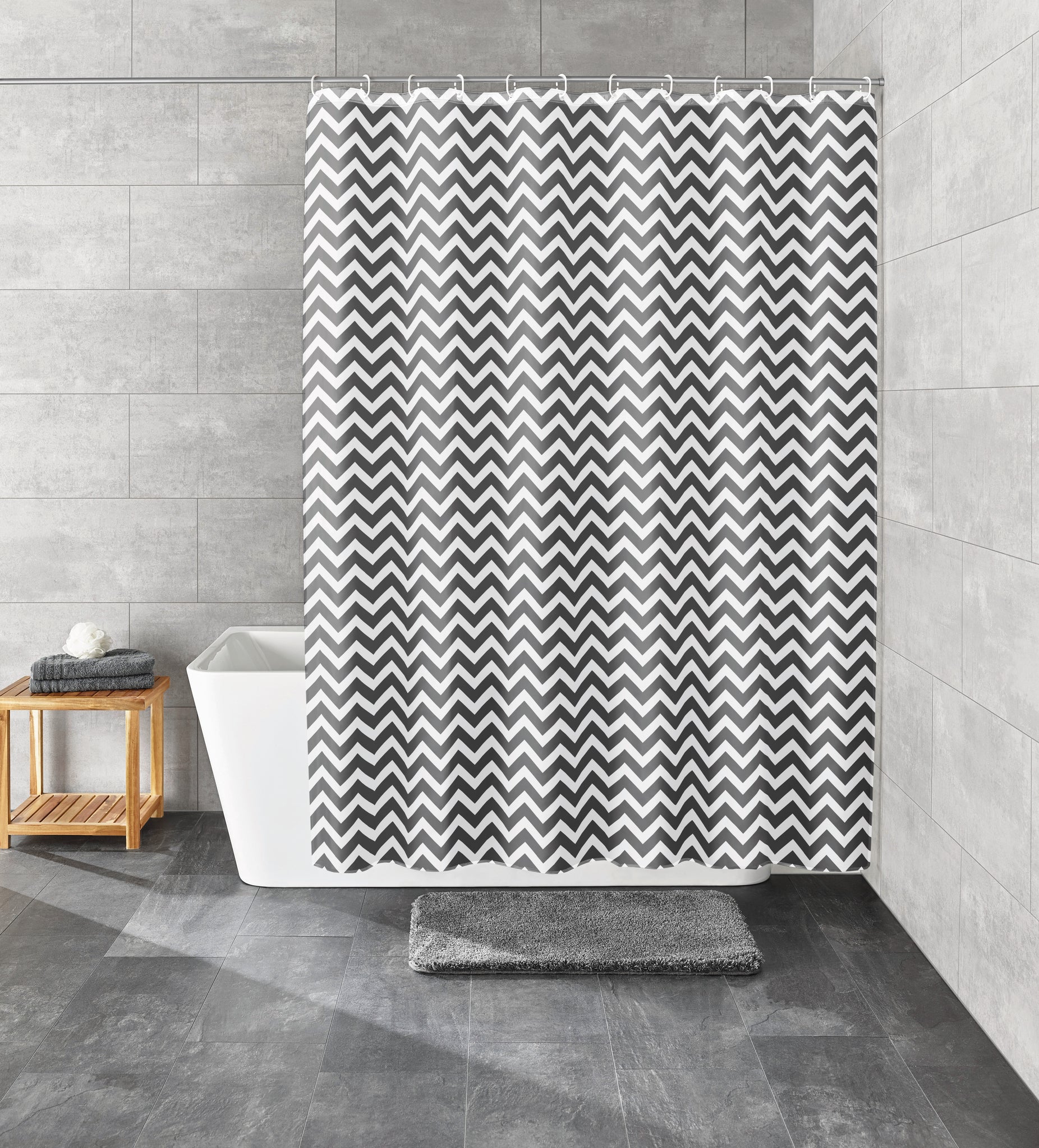 Duschvorhang PEVA ZACK Schiefer 180 x 200 cm hängt vor einer weißen Badewanne im modernen Bad.