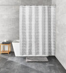 Grauer Duschvorhang vor Badewanne in modern gefliestem Badezimmer