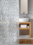 Badezimmer mit Holzwaschtisch, Handtüchern und grauem Duschvorhang