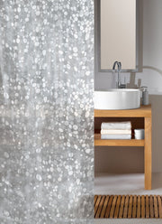 Badezimmer mit Holzwaschtisch, Handtüchern und grauem Duschvorhang