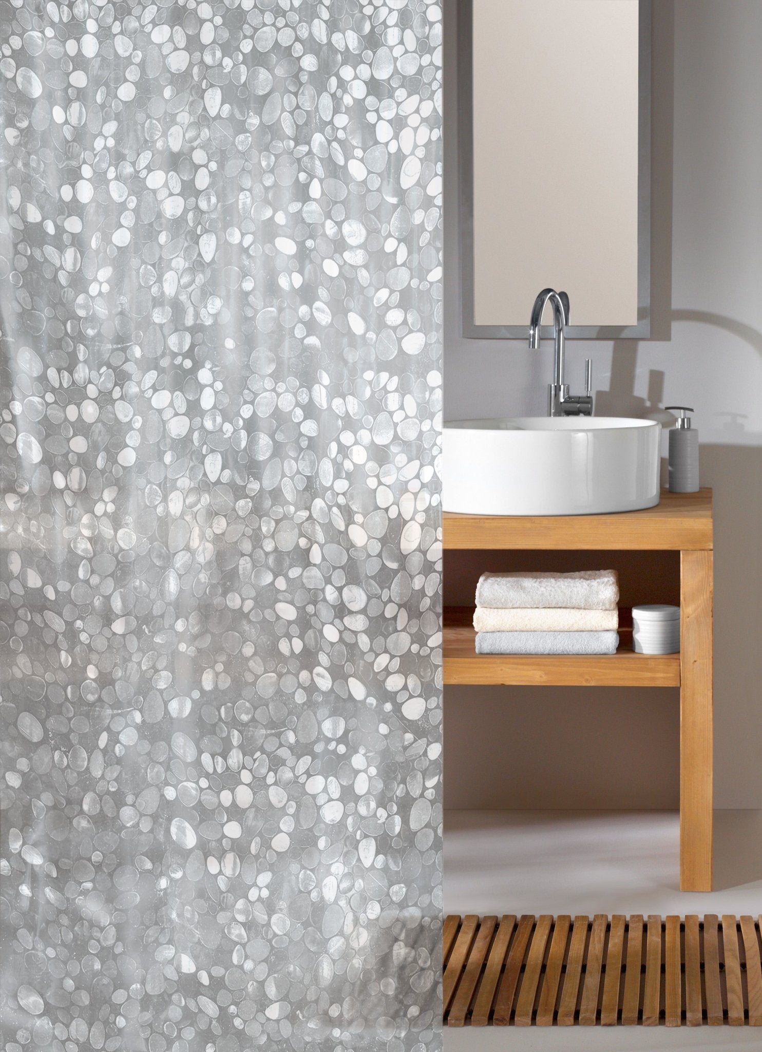 Badezimmer mit Holzwaschtisch, Handtüchern und grauem Duschvorhang
