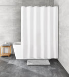 Weiße Duschvorhang-Garnitur mit Badewanne, Badematte und Hocker aus Holz