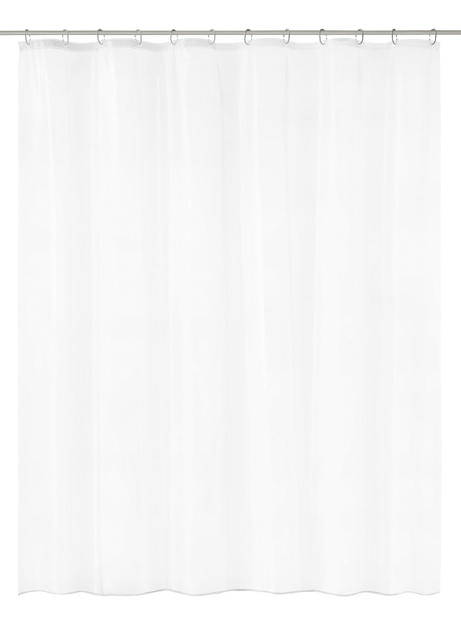 Weißer Duschvorhang aus Stoff mit Ösenringen an einer Stange oben