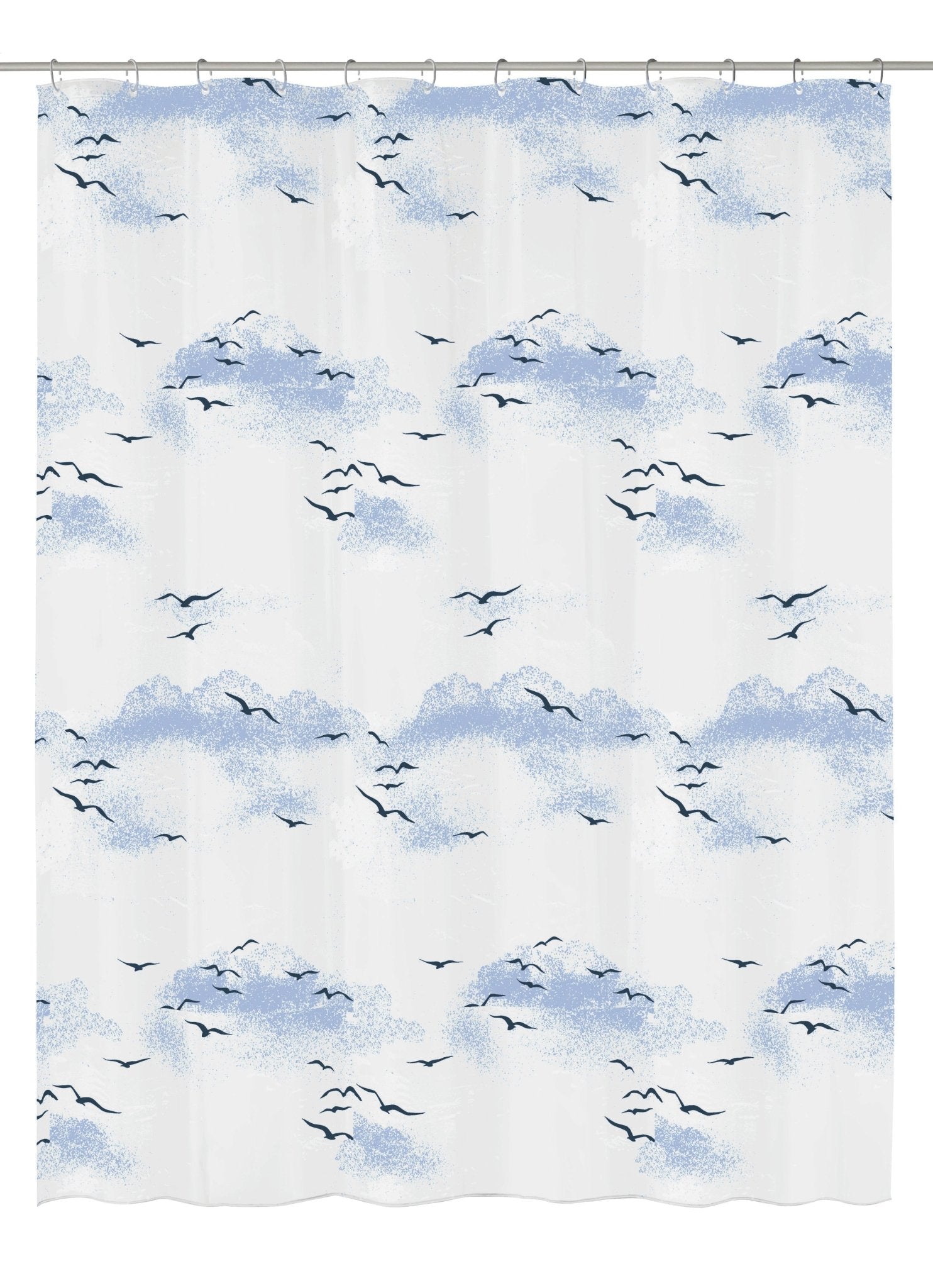 Duschvorhang in Weiß mit blauen Wolken und kleinen Möwenmotiven bedruckt