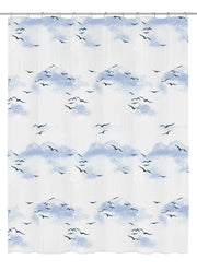 Duschvorhang in Weiß mit blauen Wolken und kleinen Möwenmotiven bedruckt