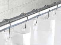 Weiße Duschvorhänge an silberner Duschstange mit Metallhaken befestigt
