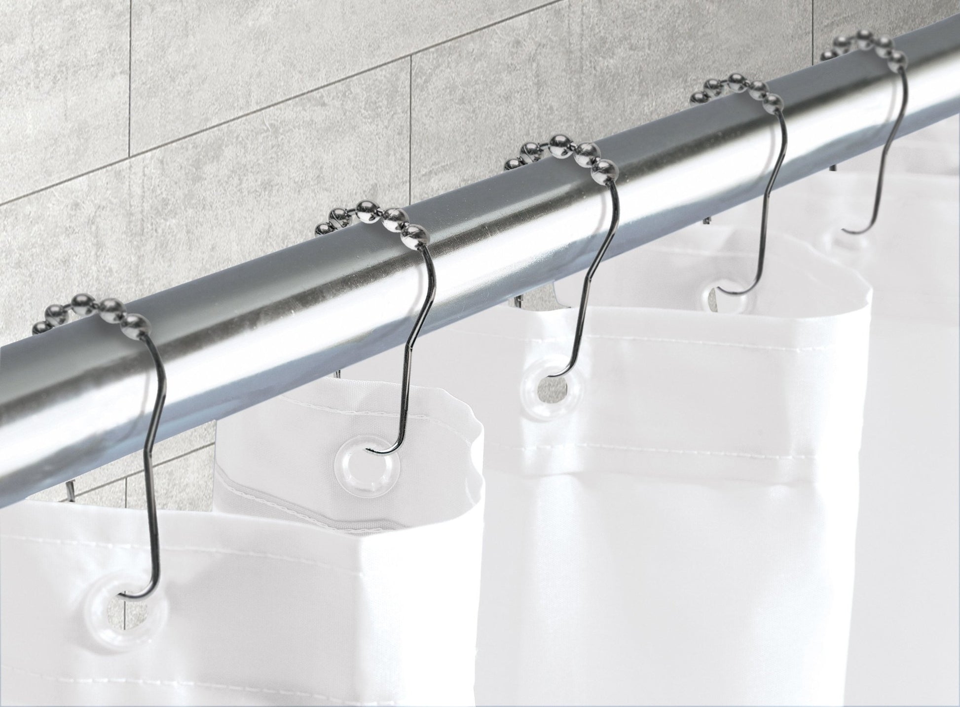 Weiße Duschvorhänge an silberner Duschstange mit Metallhaken befestigt