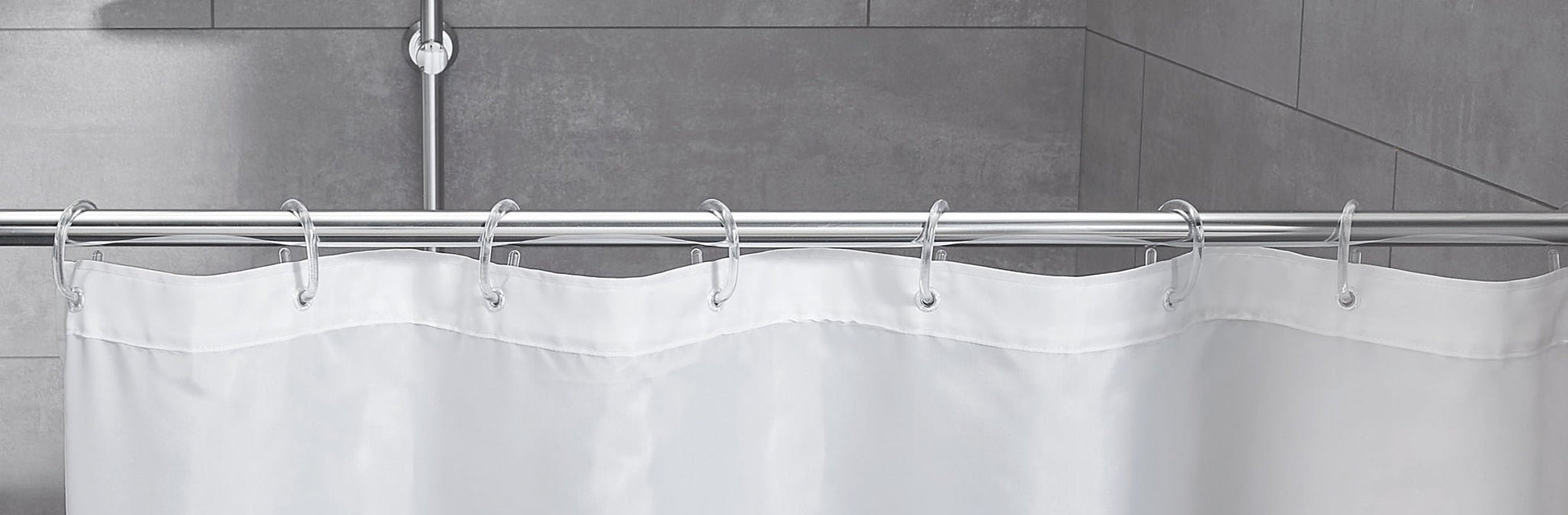 Weiße Duschvorhang-Ringe im 12er-Set halten einen weißen Duschvorhang an einer Metallstange im Bad.