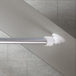 Teleskop-Duschvorhangstange aus Chrom mit weißer Halterung an grauer Fliesenwand