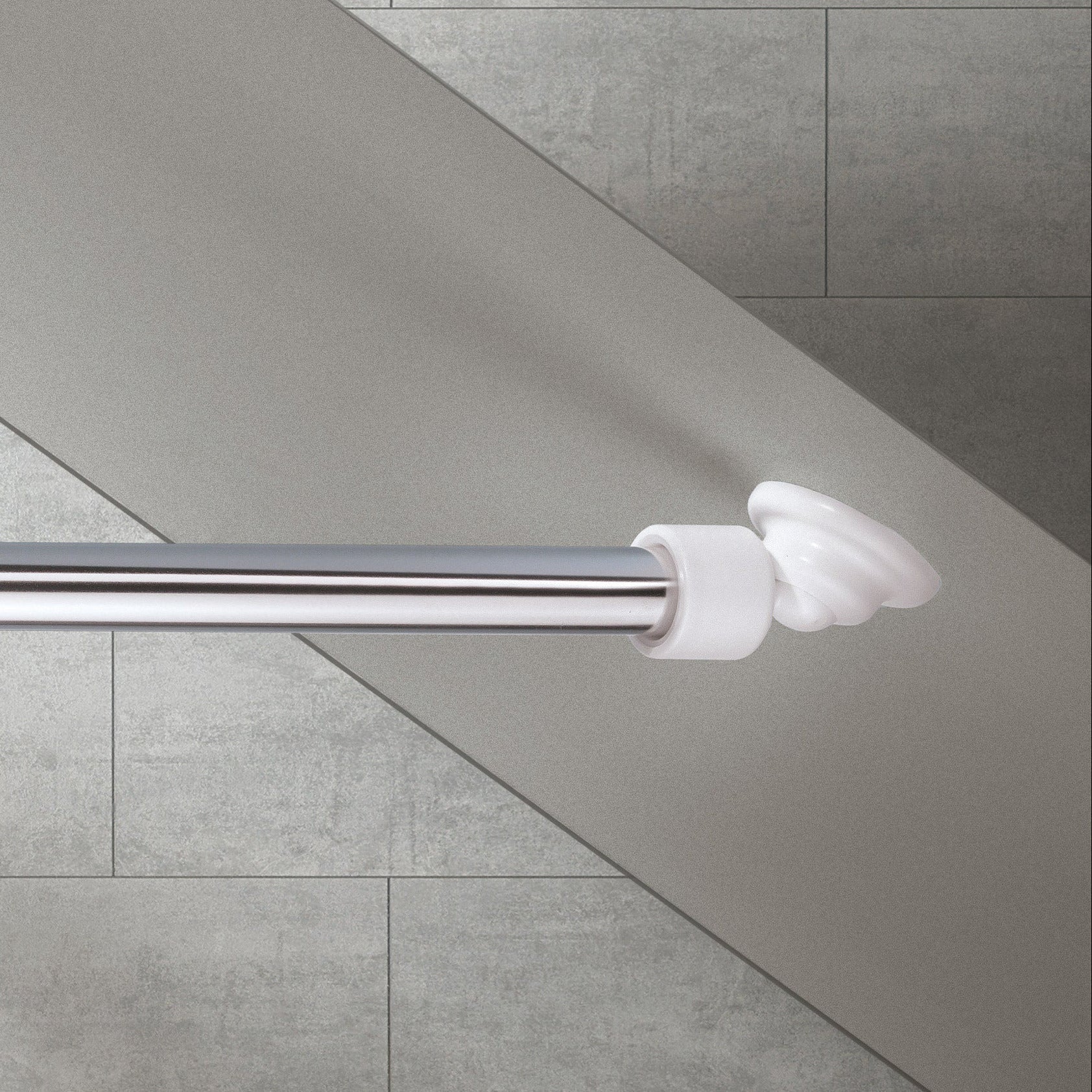 Duschvorhang-Schrägwandhalter in Weiß hält eine verchromte Stange an schräger, grau gefliester Wand.