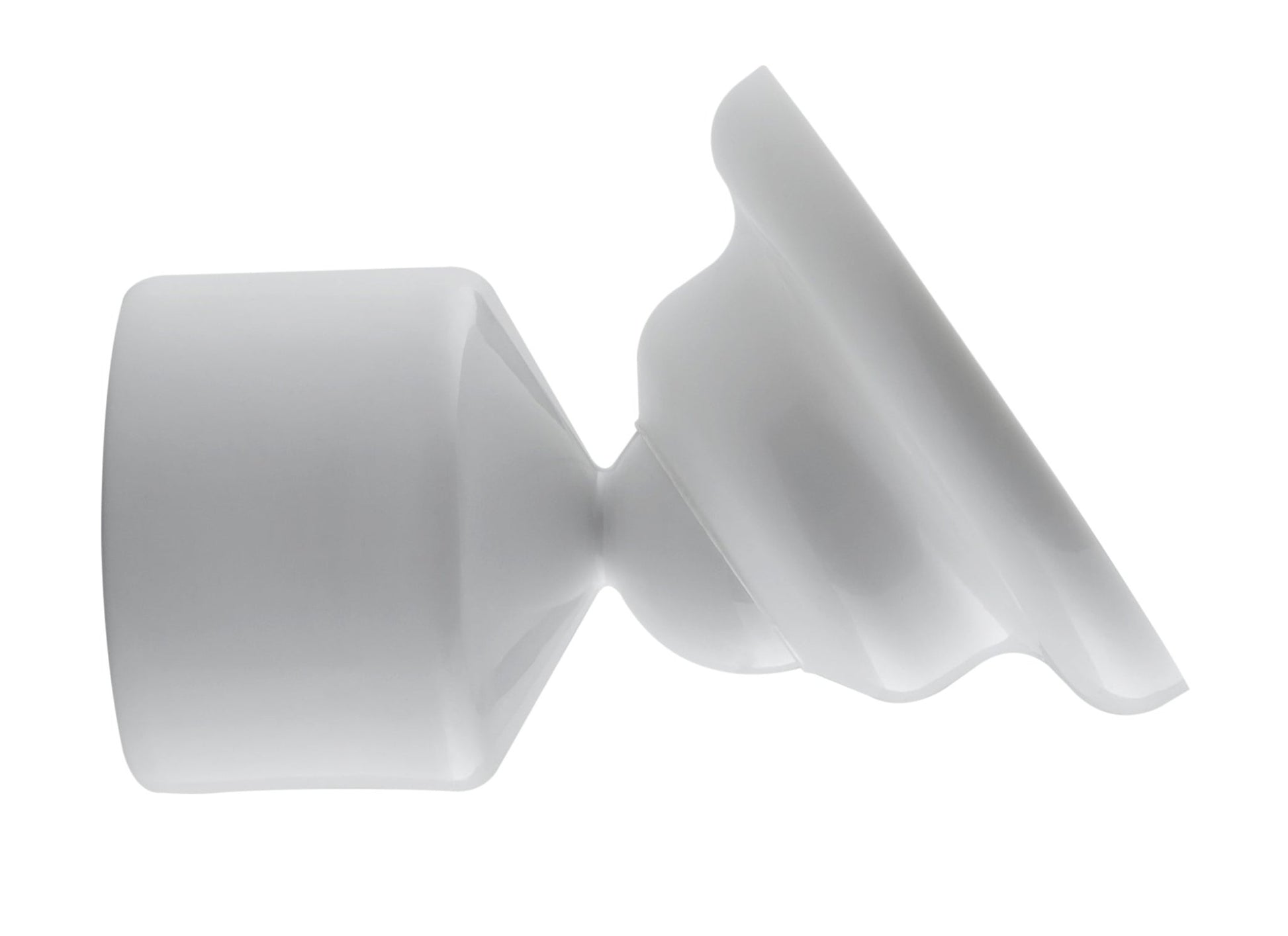 Der weiße Duschvorhang-Schrägwandhalter Ø 25 mm ist seitlich vor weißem Hintergrund zu sehen.